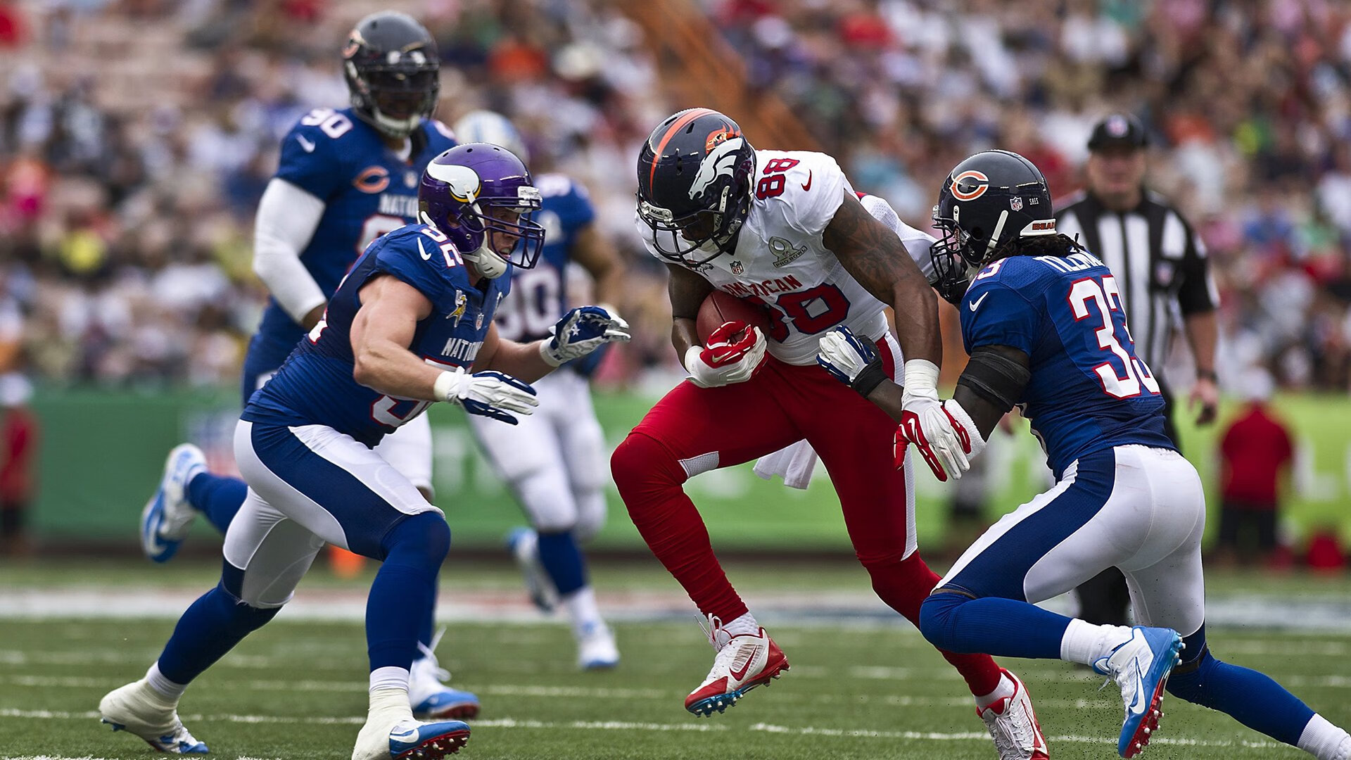 背泳选手出发入水角度精准推进效率高，早期的背泳只是仰浮在水面上